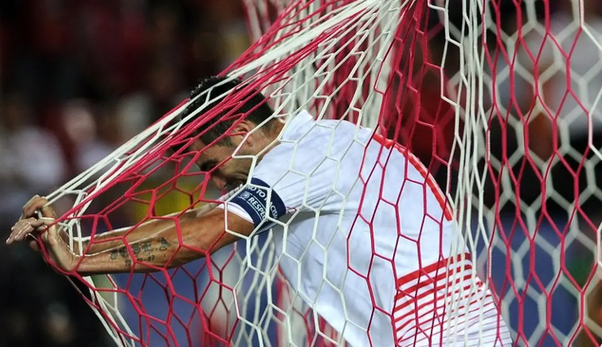 Striker Sevilla, Jose Antonio Reyes, bereaksi setelah gagal memanfaatkan peluang di depan gawang VfL Borussia Moenchengladbach di laga Grup D Liga Champions di Stadion Ramon Sanchez Pizjuan, Sevilla. (15/9/2015). (AFP Photo/Cristina Quicler)