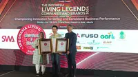 Product Manager Tolak Angin, Ludwig Brasali saat menerima penghargaan The Indonesia Living Legend Companies and Brands 2024 di Hotel Shangri La, Jakarta, Senin (10/6).