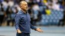 Reaksi kecewa pelatih PFC Navbahor, Samvel Babayan saat menghadapi Al Hilal pada laga Grup D Liga Champions Asia 2023/2024 di King Fahd International Stadium, Riyadh, Selasa (19/9/2023) dini hari WIB. (AFP/Fayez Nureldine)