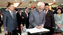 Wakil Presiden India Hamid Ansari mengisi buku tamu saat berkunjung ke Kantor DPD RI, Jakarta, Selasa (3/11/2015). Pembicaraan fokus pada hubungan demokrasi dan budaya antara Indonesia dan India. (Liputan6.com/Johan Tallo)