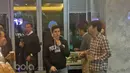 Marc Marquez (tengah) berbincang dengan tamu yang hadir usai berkunjung ke pabrik Karawang. Marquez dan Pedrosa berkunjung ke Indonesia usai menjalani sesi latihan bebas di Sirkuit Sepang, Kamis (2/1/2017). (Bola.com/Darojatun) 