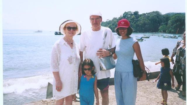 6 Potret Lawas Orang Tua Irish Bella, Foto Pernikahan Tahun 1994 Penuh Kenangan