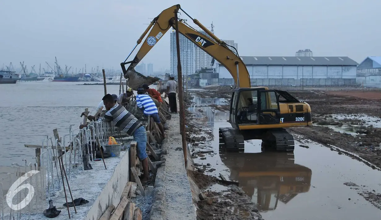 Alat berat dikerahkan untuk menyelesaikan proyek pembangunan tanggul di Pantai Muara Baru, Jakarta, Rabu (2/12). Proyek tanggul tersebut bertujuan untuk menahan banjir rob yang sering melanda kawasan Muara Baru. (Liputan6.com/Gempur M Surya)