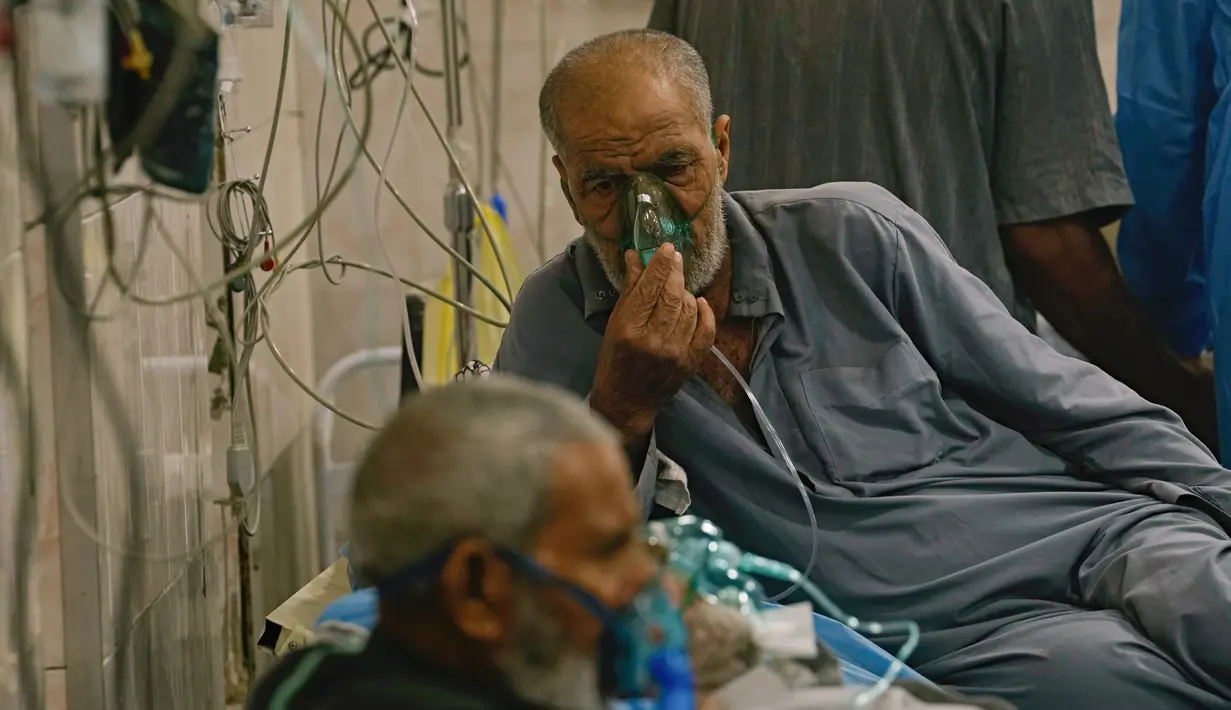 Seorang pria dengan masalah pernapasan dirawat di rumah sakit saat badai pasir melanda Baghdad, Irak, Senin, 16 Mei 2022. Badai pasir yang melanda Irak mengirim sedikitnya 2.000 orang ke rumah sakit dengan masalah pernapasan dan menyebabkan penutupan bandara, sekolah dan umum kantor di seluruh negeri. (AP Photo/Hadi Mizban)