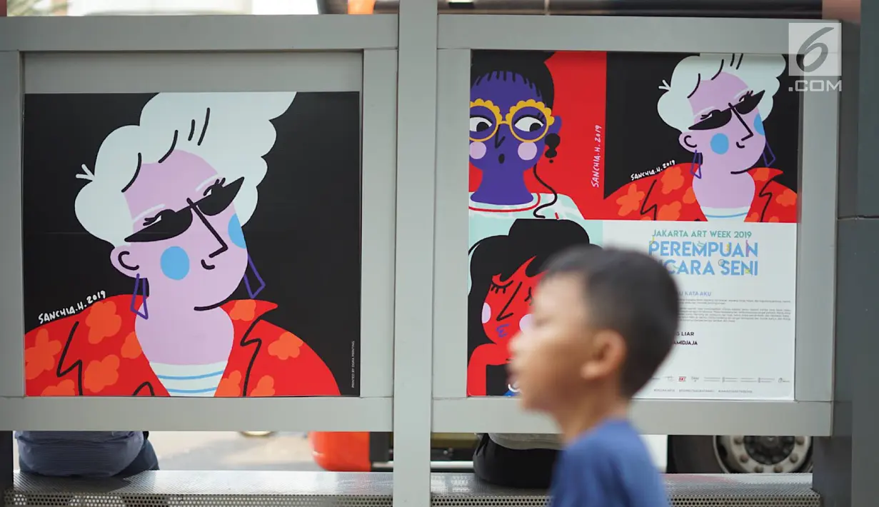 Seorang anak melintas di halte bus yang dihiasi karya seni rupa di Jalan Jenderal Sudirman, Jakarta, Selasa (27/8/2019). Karya seni yang dipajang di halte bus dan stasiun MRT tersebut dibuat dalam rangkaian acara Jakarta Art Week 2019. (Liputan6.com/Immanuel Antonius)