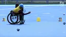 Atlet Para Games Indonesia cabang olahraga Lawn Bowls melakukan lemparan saat latihan di Lapangan Hoki Kompleks GBK, Jakarta, Selasa (18/9). Latihan ini adaptasi lapangan sekaligus persiapan jelang Asian Para Games 2018. (Liputan6.com/Helmi Fithriansyah)