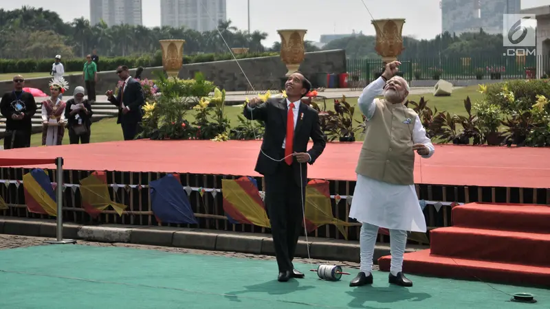 Jokowi dan PM Modi Main Layang-Layang di Monas