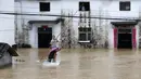 Foto udara memperlihatkan kondisi banjir yang merendam Desa Baiguoshu di Sankou, Kota Huangshan, Provinsi Anhui, China, Senin (6/7/2020). Pada 5 Juli 2020, Badan Meteorologi Provinsi Anhui menaikkan peringatan hujan badai dari level ketiga ke level kedua. (Xinhua/Shi Yalei)