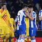 Para pemain Espanyol merayakan gol yang dicetak Wu Lei ke gawang Barcelona pada laga La Liga Spanyol di Stadion RCDE, Cornella de Llobregat, Sabtu 
(4/1). Kedua klub bermain imbang 2-2. (AFP/Pau Barrena)