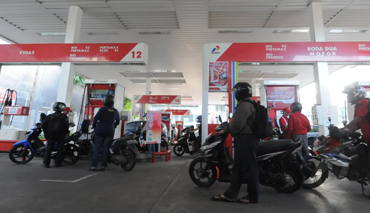 Harga premium per Senin 19 Januari 2015 pukul 00.00 WIB menjadi Rp 6.600/liter dan harga solar menjadi Rp 6.400/liter. Tampak, sejumlah pengendara motor yang akan mengisi BBM di SPBU Cikini, Jumat (16/1/15). (Liputan6.com/Herman Zakharia)