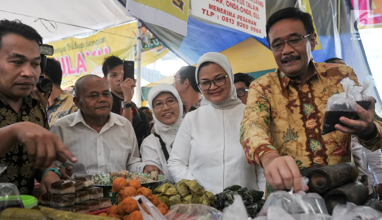Plt Gubernur DKI Jakarta, Djarot Saiful Hidayat dan Kepala BPOM Penny Lukito saat membeli jajanan takjil di pasar Benhil, Jakarta, Jumat (2/6). Djarot meninjau pasar takjil Benhil serta membeli aneka makanan takjil tradisional. (Liputan6.com/Yoppy Renato)