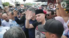 Musikus Ahmad Dhani melambaikan tangan setelah melangkah bebas dari LP Cipinang, Jakarta Timur, Senin (30/12/2019). Ahmad Dhani menghirup udara bebas hari ini setelah menjalani masa hukuman selama 11 bulan di penjara akibat kasus ujaran kebencian. (Liputan6.com/Faizal Fanani)