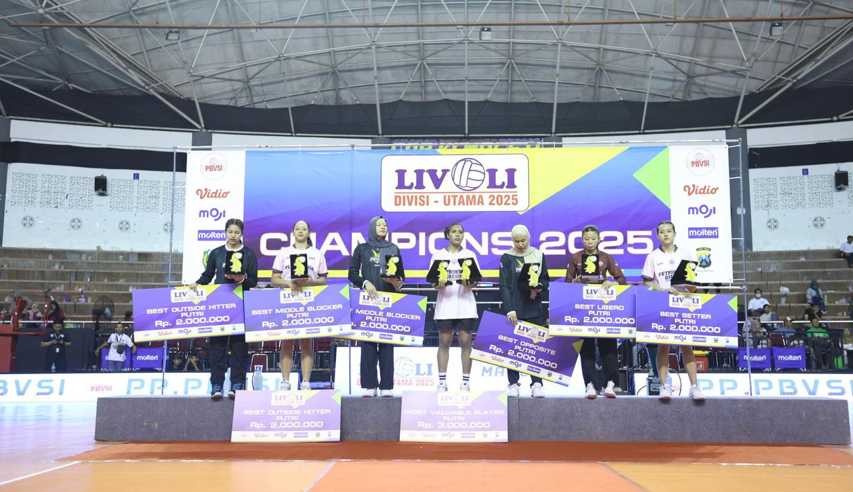 Petrokimia selain mendapat gelar juara, juga menerima penghargaan sebagai pemain terbaik (MVP) atas nama Mediol Stiovanny Yoku dan menerima uang pembinaan sebesar Rp 3 juta. (Dok. PBVSI)