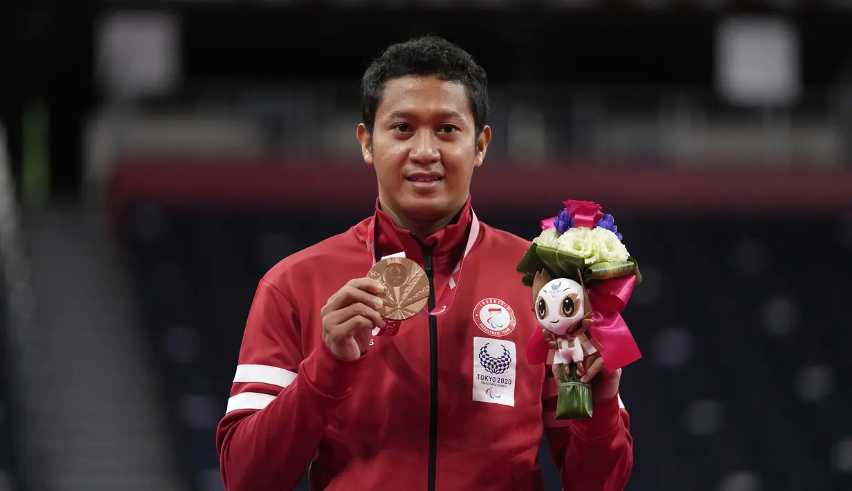 Fredy Setiawan menambah koleksi medali Indonesia di Paralimpiade Tokyo 2020. Atlet Indonesia itu mempersembahkan medali perunggu dari cabang olahraga para bulutangkis nomor tunggal putra kategori SL4. (Foto: AP/Kiichiro Sato)