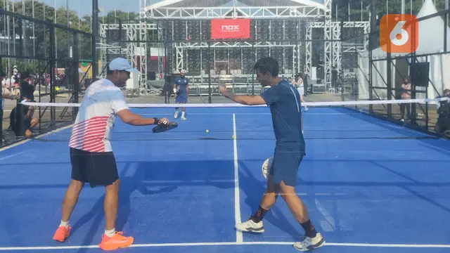 Permainan Padel di Plaza Barat GBK