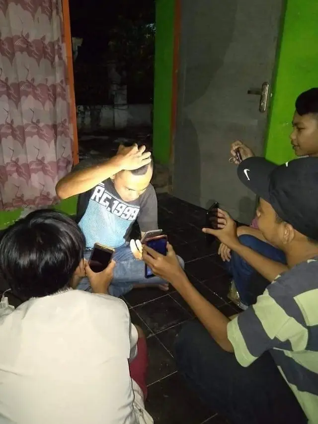 6 Aksi Absurd Remaja Komplek Saat Kumpul Ini Bikin Tepuk Jidat