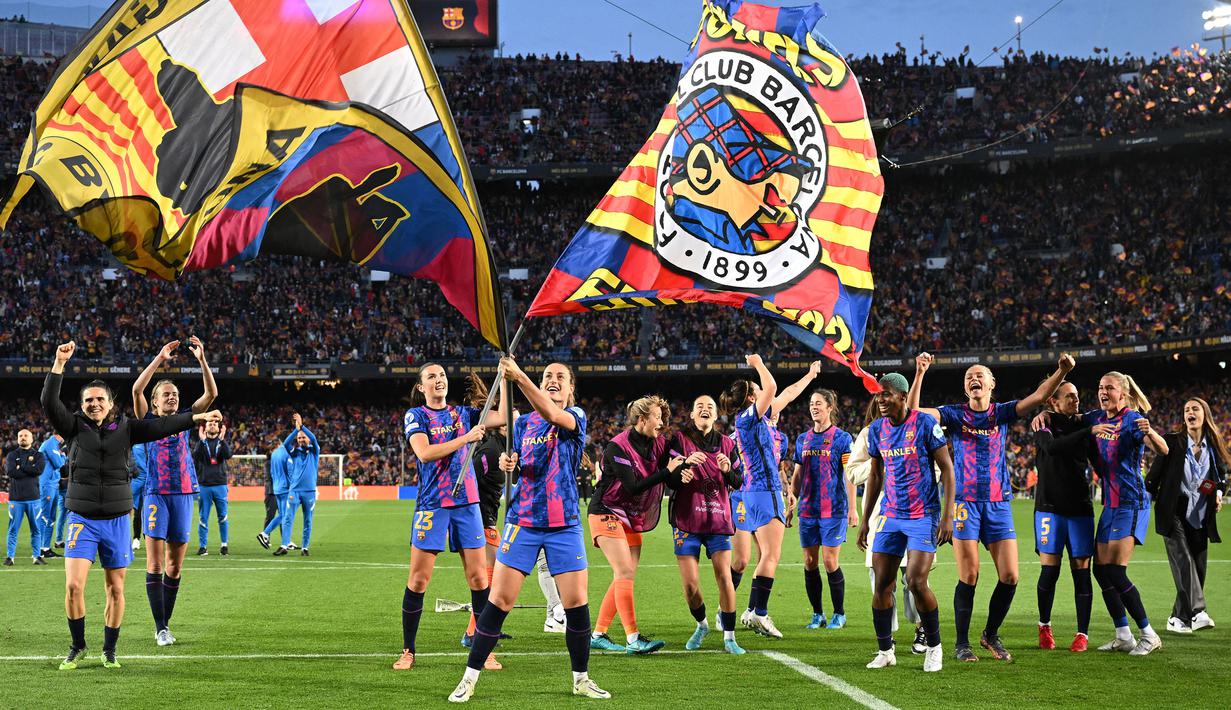 Pemain Barcelona, Alexia Putellas (tengah) merayakan kemenangan atas VfL Wolfsburg pada laga leg pertama semifinal Liga Champions Wanita 2022/2023 di Camp Nou, 22 April 2022. (AFP/Lluis Gene)