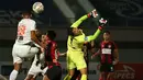 Kiper Persipura Jayapura, Fitrul Dwi Rustapa menghalau bola di udara saat melawan Persija Jakarta dalam laga pekan ke-3 BRI Liga 1 2021/2022 di Stadion Indomilk Arena, Tangerang, Minggu (19/9/2021). Kedua tim bermain imbang 0-0. (Bola.com/Ikhwan Yanuar)