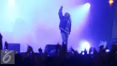 Aksi penyanyi asal Korea Selatan, Lee-Chae Rin alias CL di We The Fest 2016 di Parkir Timur Senayan, Jakarta, Sabtu (13/8). Kehadiran CL membuat panggung WTF semakin panas. (Liputan6.com/Herman Zakharia)