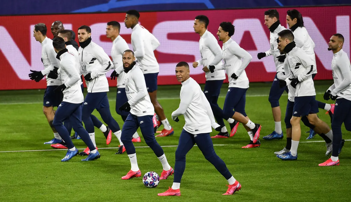 Para pemain PSG melakukan pemanasan saat mengikuti sesi latihan tim di stadion Signal Iduna Park di Dortmund, Jerman (17/2/2020). PSG akan bertanding melawan Borussia Dortmund pada leg pertama babak 16 Liga Champions. (AP Photo/Martin Meissner)