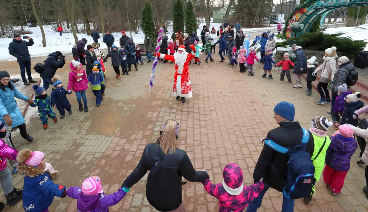 Warga bersenang-senang dalam sebuah pertunjukan untuk menyambut Tahun Baru mendatang di sebuah taman di Minsk, Belarus, pada 27 Desember 2020. (Xinhua/Henadz Zhinkov)
