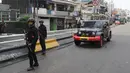 Personel Brimob mengusir massa usai terjadi pembakaran bus milik Brimob Polda Metro Jaya di kawasan Jalan Brigjend Katamso, Slipi, Jakarta, Rabu (22/5/2019). Dua bus milik Brimob Polda Metro Jaya dibakar massa di samping Jembatan Slipi Jaya. (merdeka.com/Arie Basuki)