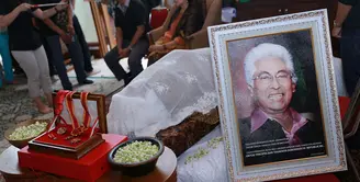 Jenazah Adnan Buyung Nasution dimakamkan di TPU Tanah Kusir, Jakarta Selatan, pada pagi hari tadi. Seperti diketahui, Adnan Buyung Nasution tutup usia di Rumah Sakit Pondok Indah, Jakarta Selatan, Rabu (23/9/2015). (Galih W. Satria/Bintang.com)