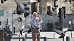 Seorang lansia mengabadikan gambar di Istanbul, Turki, Minggu (10/5/2020). Setelah melonggarkan lockdown terkait virus corona COVID-19, Turki mengizinkan para lansia berusia 65 tahun ke atas untuk keluar rumah.