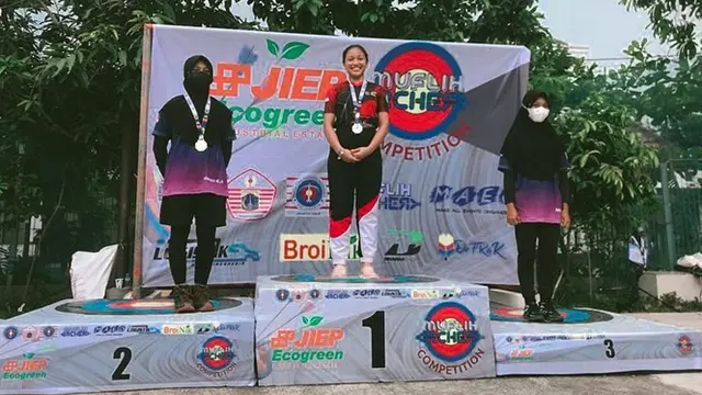 7 Potret Kebersamaan Nikita Mirzani dan Lolly, Bangga dengan Prestasi Anak
