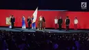 Wali Kota Hangzhou China membawa bendera Asian Games saat penutupan Asian Games 2018 di Stadion Utama GBK, Jakarta, Minggu (2/9). China akan menjadi tuan rumah Asian Games 2022. (Merdeka.com/Imam Buhori)