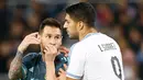 Megabintang timnas Argentina, Lionel Messi berbicara dengan pemain timnas Uruguay, Luis Suarez pada laga persahabatan di Stadion Bloomfield, Tel Aviv, Senin (18/11/2019). Messi dan Cavani bersitegang sehingga keduanya harus sampai dipisahkan rekan-rekannya. (AP/Ariel Schalit)