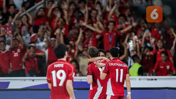 <p>Pemain Timnas Indonesia, Ole Romeny dan Marselino Ferdinan, melakukan selebrasi setelah mencetak gol ke gawang Bahrain pada laga kedelapan putaran ketiga Grup C kualifikasi Piala Dunia 2026 di Stadion Utama Gelora Bung Karno, Jakarta, Selasa (25/3/2025) malam WIB. (Bola.com/Bagaskara Lazuardi)</p>