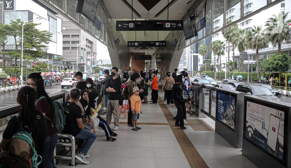 Calon penumpang menunggu bus di Halte Bundaran HI, Jakarta, Rabu (28/12/2022). Walau sempat disebutkan ada potensi badai dahsyat yang melanda kawasan Jakarta–Bogor–Depok–Tangerang–Bekasi (Jabodetabek) pada hari ini, warga Jakarta terpantau masih banyak beraktivitas di luar ruangan. (Liputan6.com/Faizal Fanani)