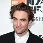 Aktor Robert Pattinson menghadiri premiere film HIGH LIFE dalam event New York Film Festival di New York City, Selasa (2/10). Robert Pattinson tetap memukau dengan senyuman manis dan style rambutnya yang messy nan seksi. (Jamie McCarthy/Getty Images/AFP)