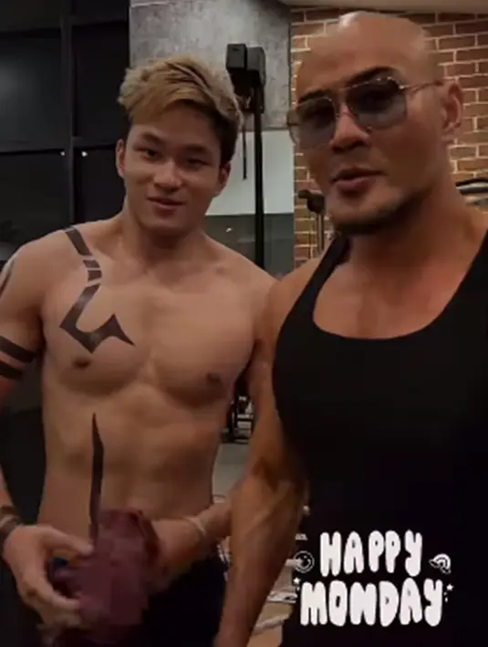 Azka Corbuzier pun menunjukkan perubahan penampilannya dalam sebuah video di Instagram. Pria 16 tahun ini terlihat memiliki tubuh yang semakin kekar. (Liputan6.com/IG/@azkacorbuzier)