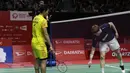 Tunggal putra Denmark, Anders Antonsen, mengambil kok saat melawan tunggal Indonesia pada Indonesia Masters 2019 di Istora Senayan, Jakarta, Sabtu (26/1). Antonsen lolos ke final. (Bola.com/Yoppy Renato)