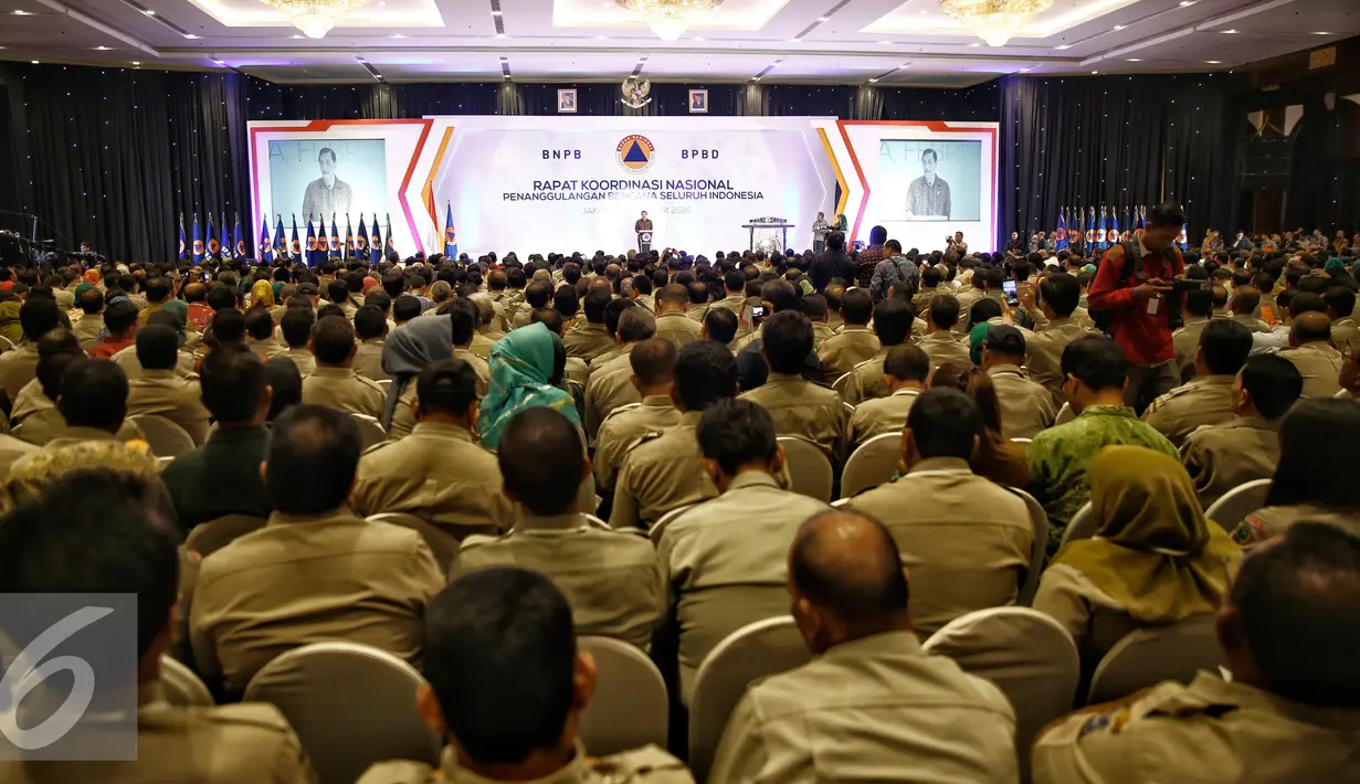 Menkopolhukam Luhut B Panjaitan memberikan kata sambutan saat pembukaan Rapat Koordinasi Nasional (Rakornas) Penanggulangan Bencana seluruh Indonesia di Jakarta, Rabu (24/2). (Liputan6.com/Faizal Fanani)
