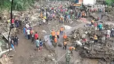 Tim SAR menggunakan bantuan anjing pelacak untuk menemukan korban banjir bandang di Magelang.