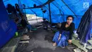 Dua orang perempuan menunggu rumah yang masih dibangun dengan tenda di Kampung Cisaban II, Desa Kanekes, Banten, Kamis (01/6). Warga Baduy Luar mendapat bantuan dari Kemensos untuk membangun rumah mereka yang terbakar. (Liputan6.com/Fery Pradolo)