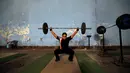 Atlet angkat besi Pakistan, Neelam Riaz melakukan latihan sebelum berlaga di Olimpiade Rio 2016 di Brasil di Lahore, Pakistan, 11 Juli 2016. (REUTERS/Caren Firouz)
