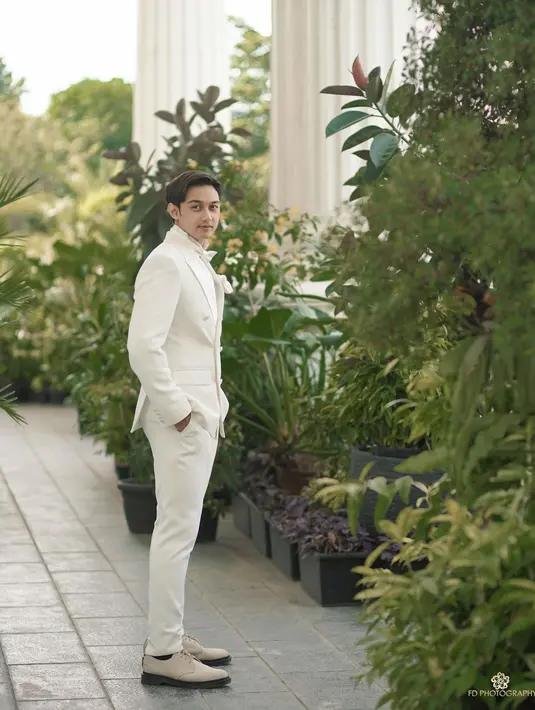 "Harapannya di ulang tahun kali ini semoga terus mendekatkan diri sama Tuhan, bisa jadi sosok ayah yang baik nanti untuk anakku," ungkap Caesar Hito saat mempromosikan sinetron terbarunya yang berjudul Badai Pasti Berlalu. (Instagram/hitocaesar)