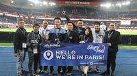 Para pemenang kampanye digital Achilles-Corsa #GelindingkePSG dan #DrifttoPSG berfoto bersama di markas PSG, Stadion Parc Des Princes. (Istimewa) 
