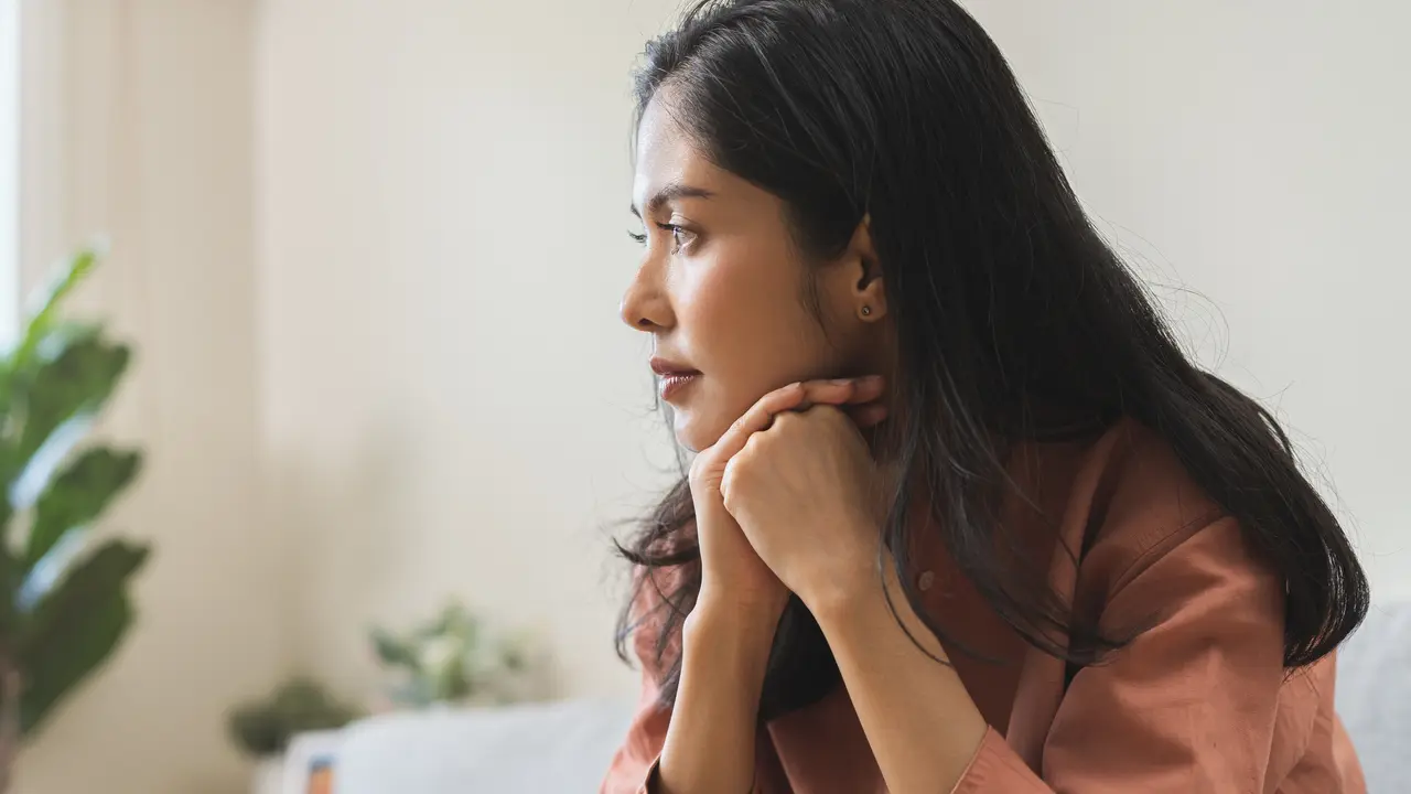 wanita april menatap