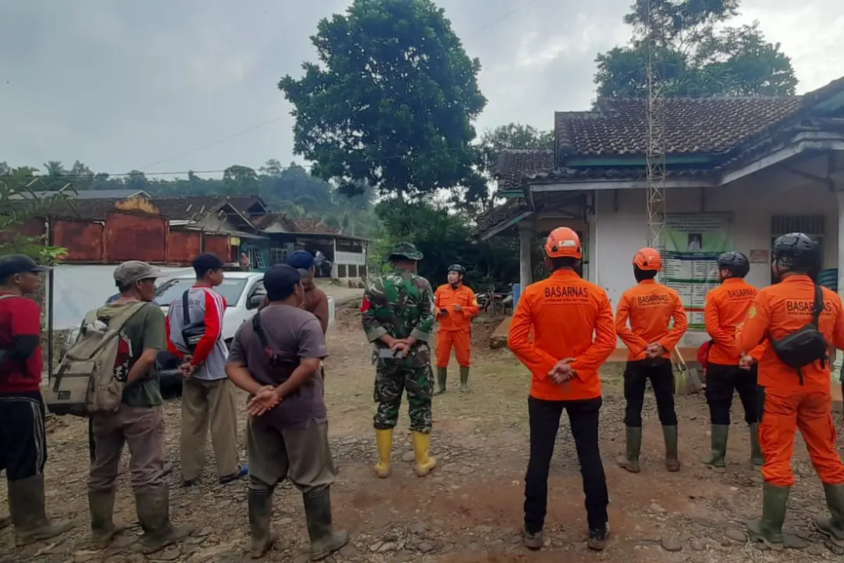 Tim SAR gabungan membagi dua regu penolong untuk mencari korban tertimbun tanah longsor di Kabupaten Tanggamus. Foto : (Basarnas Lampung).
