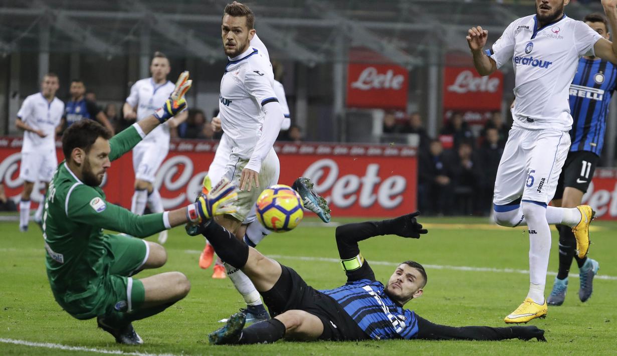 Striker Inter Milan, Mauro Icardi, berusaha membobol gawang Sampdoria pada laga Serie A Italia di Stadion San Siro, Milan, Minggu (19/11/2017). Inter menang 2-0 atas Atalanta. (AP/Luca Bruno)