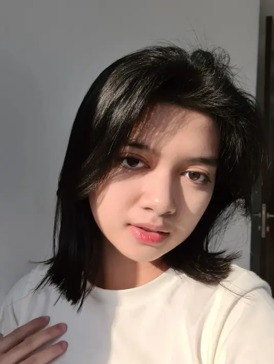 Dengan rambut sebahu, penampilan terbaru Afiqah curi perhatian. Banyak netizen merasa pangling melihat potret terkini Afiqah. Afiqah disebut netizen kian menawan dan ia menjadi selebgram 93,2 ribu followers yang selalu dinantikan foto-foto cantiknya. (Liputan6.com/IG/@amaninaafiqah)