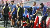 Para pemain Atalanta di bangku cadangan tampak kecewa usai ditaklukkan Paris Saint-Germain (PSG) pada laga perempat final Liga Champions di Stadion Da Luz, Rabu (12/8/2020). PSG menang 2-1 atas Atalanta. (Rafael Marchante/Pool via AP)