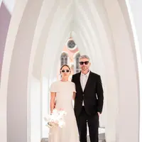 Mantan penyiar berita Chantal Della Concetta baru saja mengumumkan dirinya telah menikah dengan seorang pria bule. Beberapa potret menawan memperlihatkan gaya simpelnya mengenakan sebuah dress berwarna putih. [Foto: Instagram/chantaldellaconcetta_]