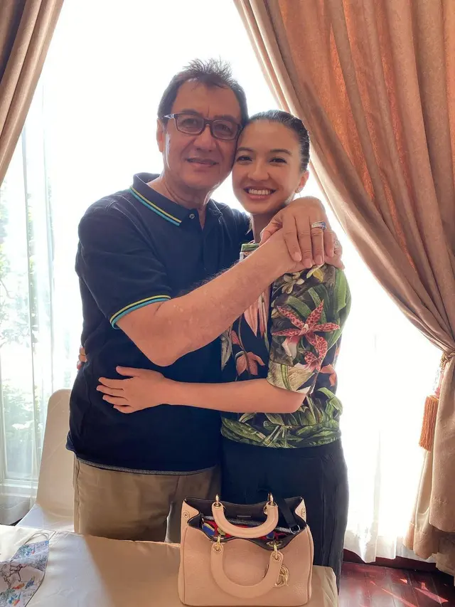 Jarang Terekspos, Ini 6 Potret Kebersamaan Raline Shah dan Ayahnya