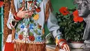 Salah satu gaya busana khas nenek modis berusia 94 tahun itu adalah selalu mengombinasikan aksesori gelang yang menutupi tangan serta kalung manik bebatuan warna-warni yang bertumpuk. (instagram.com/iris.apfel)